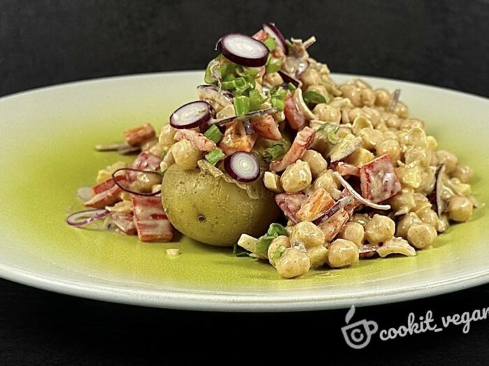 Kumpir mit Kichererbsensalat