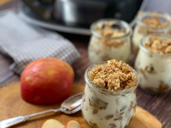 Joghurtdessert mit karamellisierten Äpfeln und Streuselcrunch