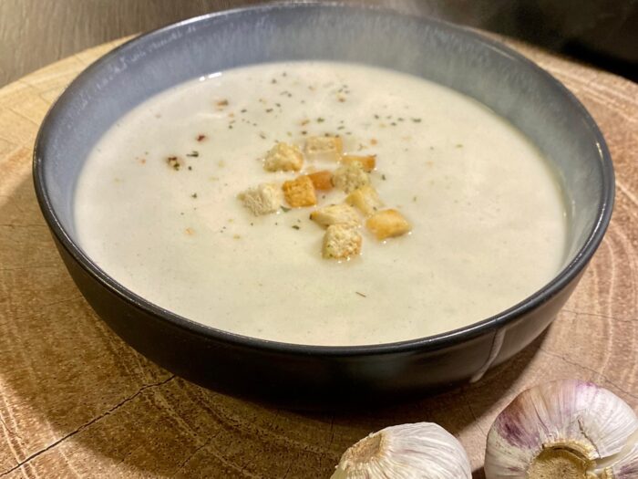 Knoblauchcremesuppe mit Croûtons